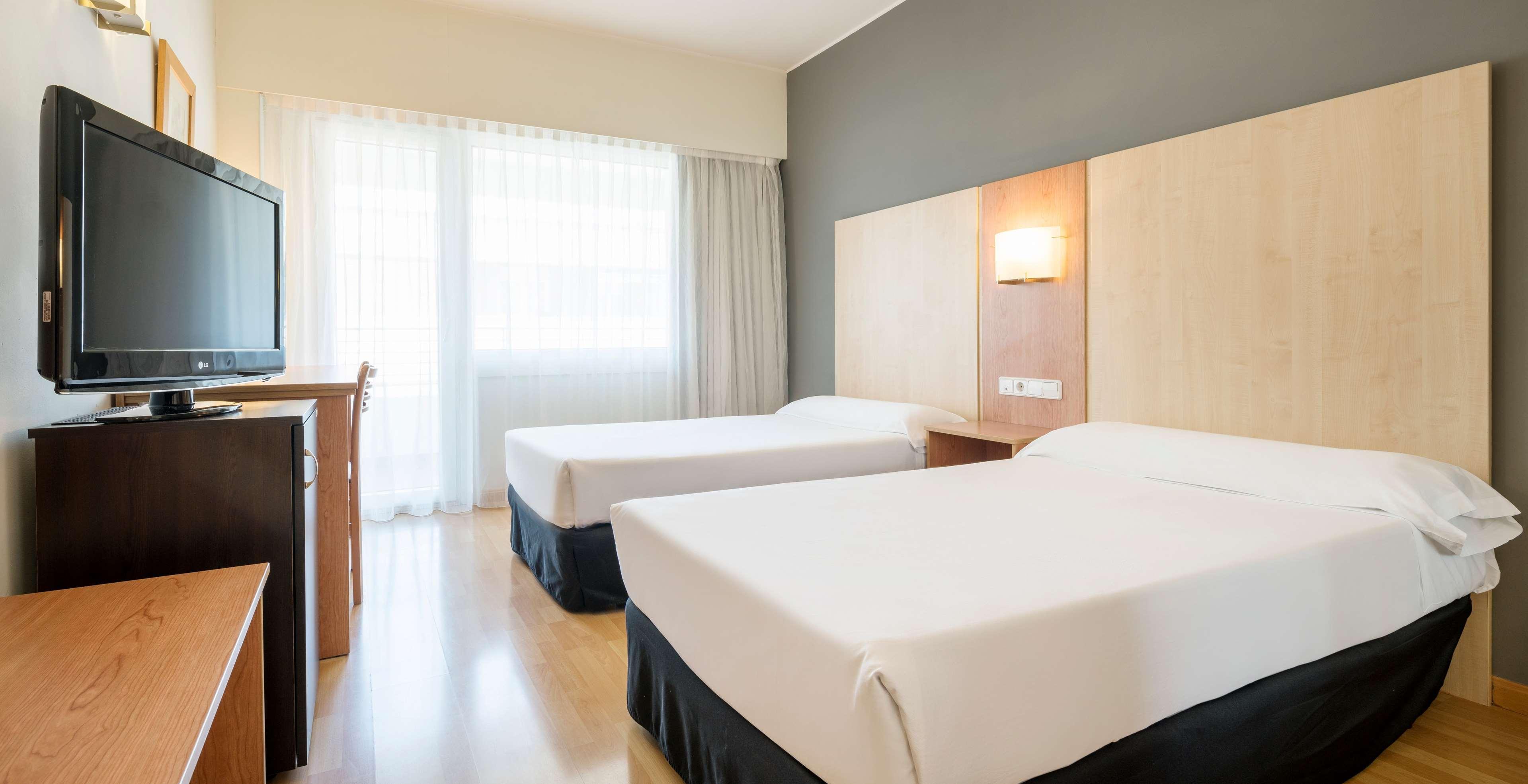 Ilunion Romareda Hotel Zaragoza Exterior photo