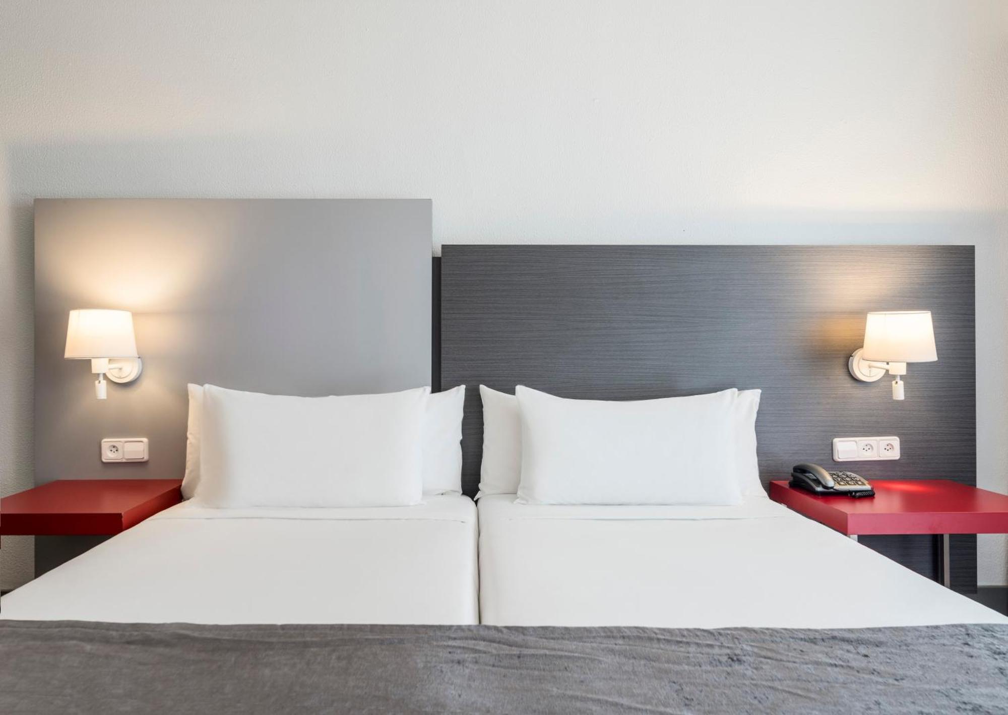 Ilunion Romareda Hotel Zaragoza Room photo