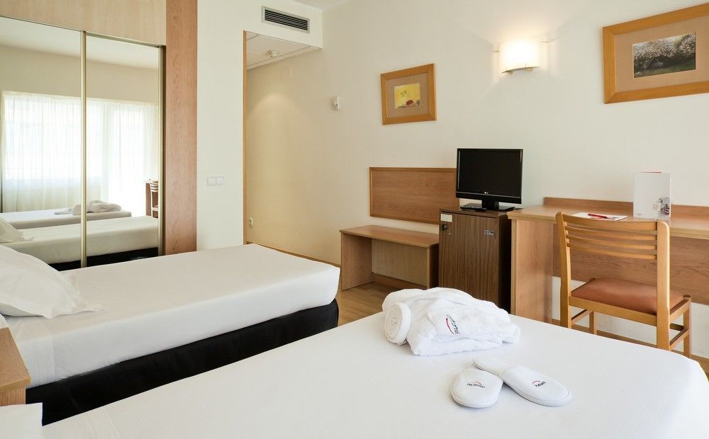 Ilunion Romareda Hotel Zaragoza Exterior photo